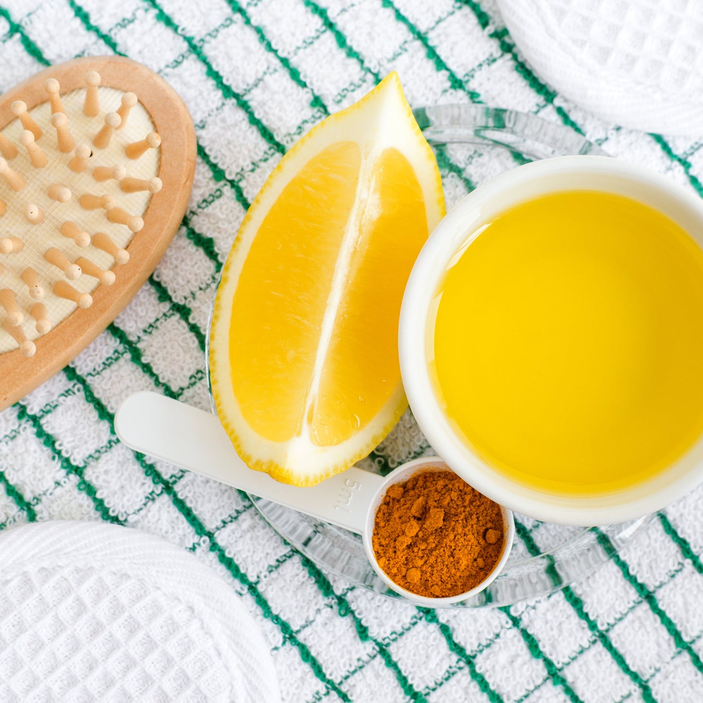 Turmeric drink with fresh lemon slices and turmeric powder